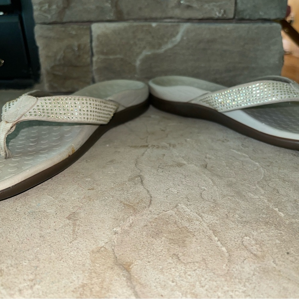 Vionic Tide Beige Slip On Rhinestone Beige/Champagne Flip Flop Sandal Womens 9 - Picture 4 of 11